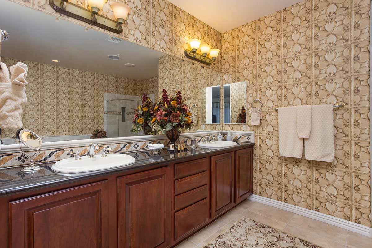 Masterbathroom with granite countertops