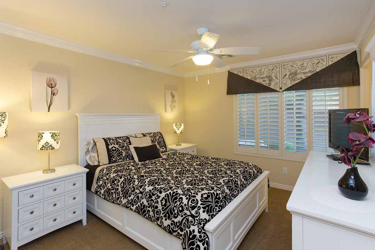 In-Laws Queen bedroom with private bathroom on first floor
