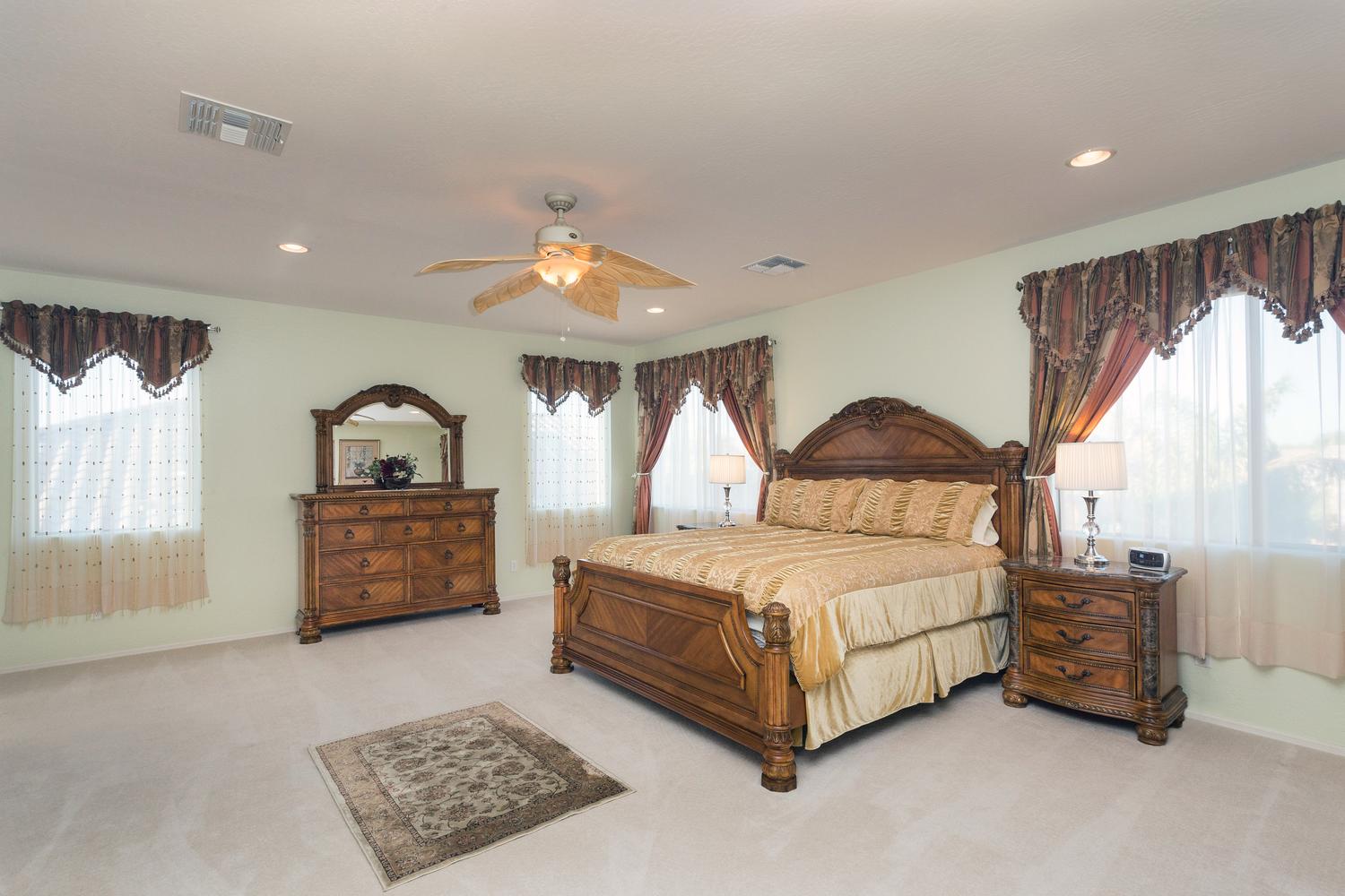 Masterbedroom with King size bed